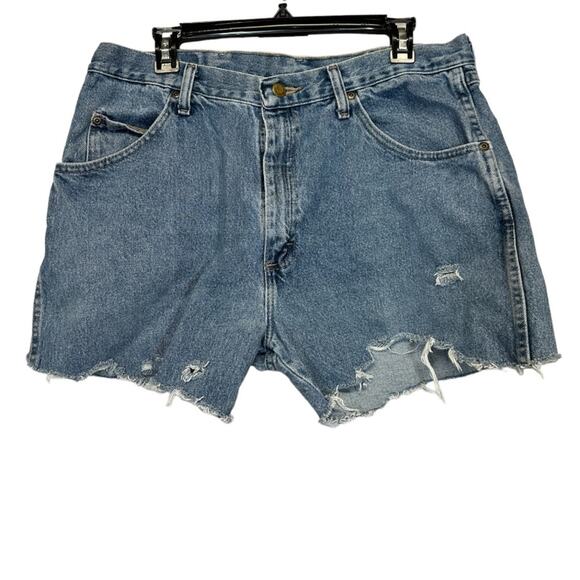 Vintage Wrangler Distressed Medium Wash Cutoff Shorts Size 38‎ - Picture 1 of 8